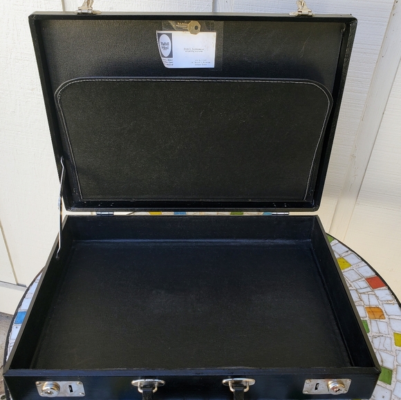 SOLD! Vintage 1970s - 80s black leather briefcase - Picture 3 of 8